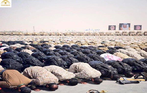 فيديو وصورة لجنود رعد الشمال وهم يؤدون الصلاة بميدان التدريب