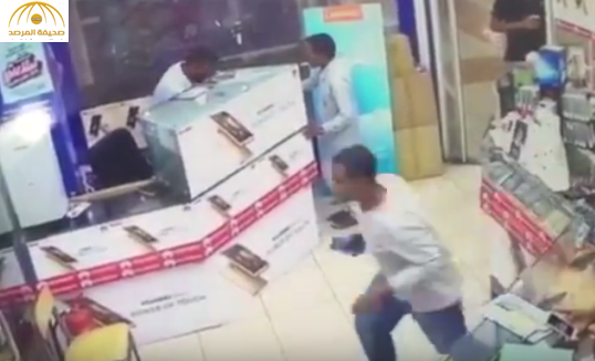 بالفيديو: شاب يسرق جوالاً ويفر هارباً من محل في جدة