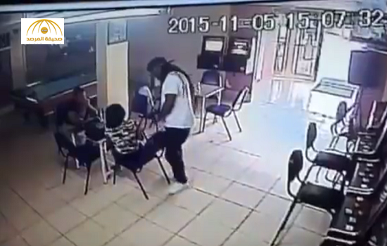 بالفيديو:شاهد ماذا فعل رجل ضبط زوجته في مطعم مع آخر