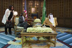 US President Barack Obama (2nd from L) speaks with King Salman bin Abdulaziz al-Saud of Saudi Arabia at Erga Palace in Riyadh, on April 20, 2016. Obama arrived in Saudi Arabia for a two-day visit hoping to ease tensions with Riyadh and intensify the fight against jihadists. / AFP PHOTO / Jim Watson