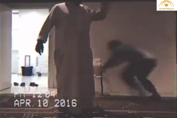 بالفيديو : شاب يعتدي بالضرب على عامل بمسجد