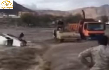 شاهد: دبابة عسكرية تنقذ شابين غامرا بعـبور سيل جنوب المملكة