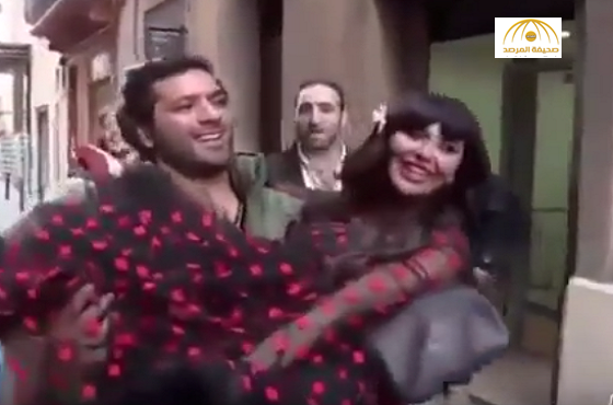 ‏بالفيديو: فنان مصري يحمل مريم حسين ويسير بها في شوارع إسبانيا