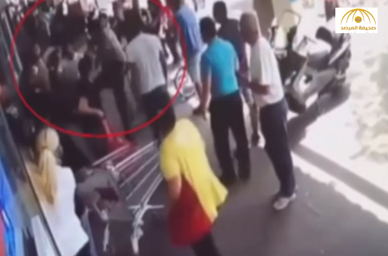 بالفيديو: شرطي إسرائيلي يعتدي على عربي  فى" تل أبيب"ويسقط أسنانه!