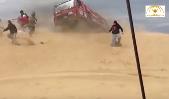 بالفيديو: لحظة دهس شاحنة لمصور أثناء سباق رالي
