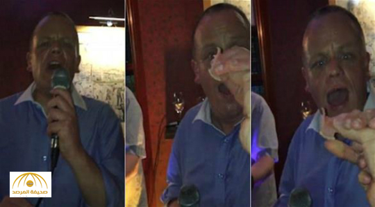 بالفيديو: مغني يفقد طقم أسنانه خلال غناءه بحفل زفاف