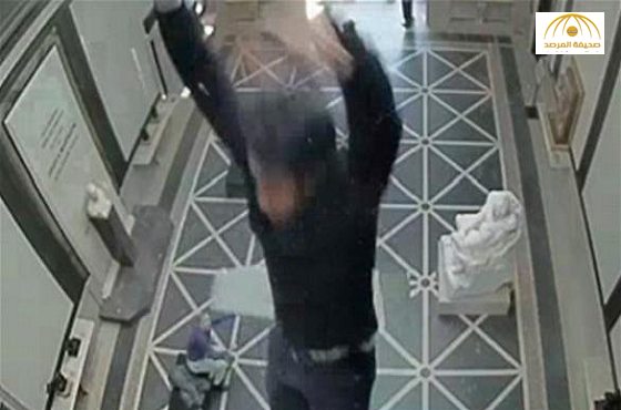 بالفيديو: لحظة سقوط مهندس من سقف زجاجي في متحف
