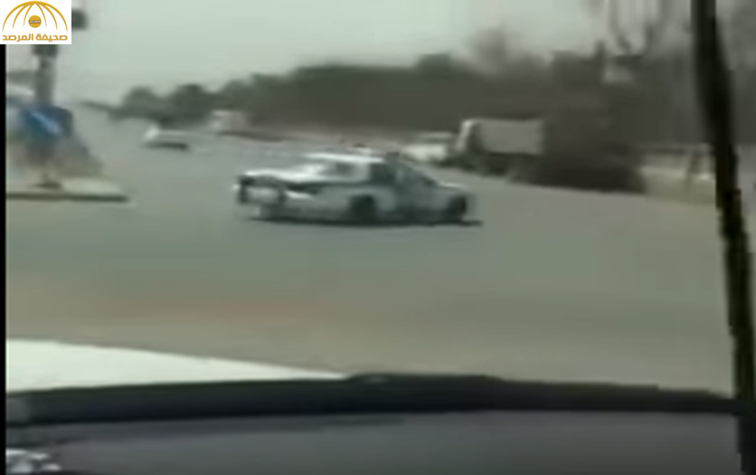 بالفيديو : قائد دورية يفقد السيطرة على مركبته أثناء مطاردة سائق تجاوز الإشارة الحمراء