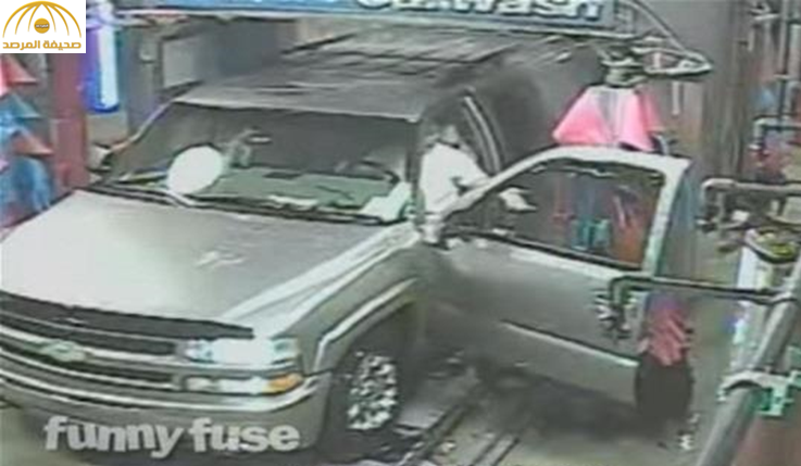 بالفيديو : ماذا يحدث عند فتح باب السيارة أثناء تنظيفها في مغسل آلي