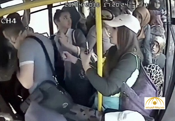 بالفيديو : راكب حافلة بتركيا يتحرش بفتاة.. شاهد ماذا فعل به الركاب