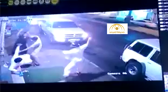 بالفيديو:مواطن يتعرض للضرب بالعصي أثناء خروجه من أحد المحال التجارية بحائل
