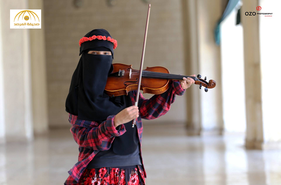 بالصور:منقبة مصرية تعزف الكمان داخل  مسجد  “الحاكم بأمر الله”  بالقاهرة