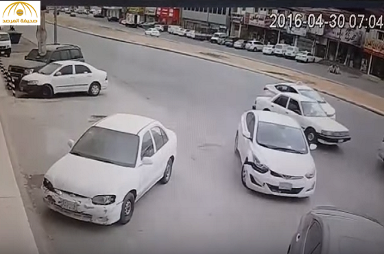 بالفيديو:لحظة هروب قائد مركبة بعد اصطدامه بسيارة أخرى بالرياض