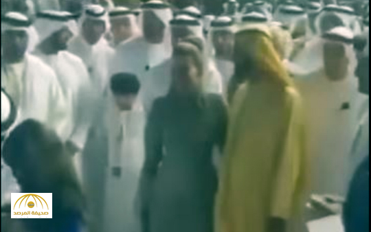 بالفيديو: محمد بن راشد يقبّل زوجته وسط حشد من الرّجال