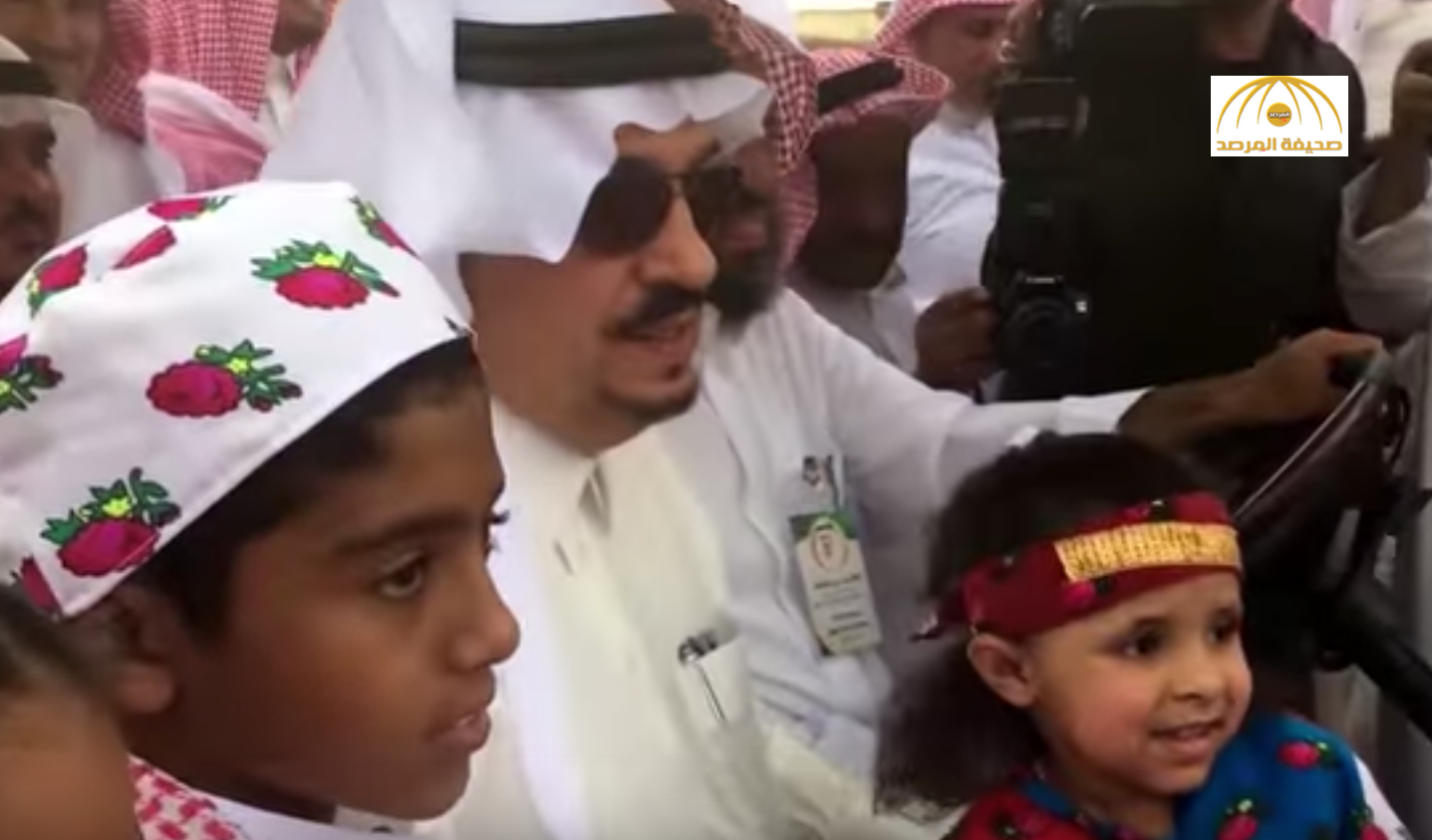 بالفيديو: طفل يرفض النزول من عربة أمير الرياض في السوق الشعبي في شقراء