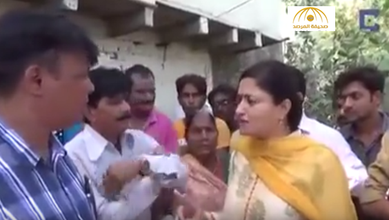بالفيديو: مسؤولة هندية تسقط في حفرة للصرف الصحي