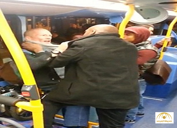 بالفيديو : شجار عنيف بين رجل أسود وآخر أبيض داخل حافلة بلندن .. والسبب العنصرية!