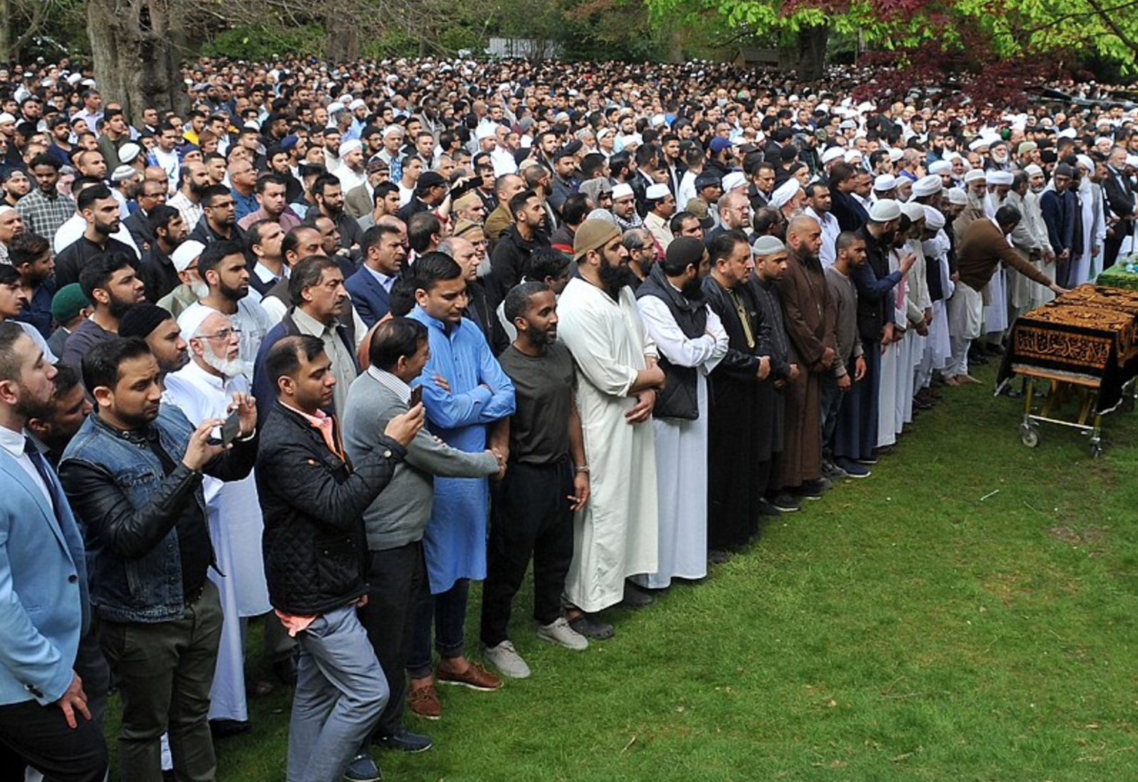 شاهد : مئات المشيعين لجنازة ثلاثة شبان مسلمين  توفوا  في حادث اصطدام سيارة  بمانشيستر