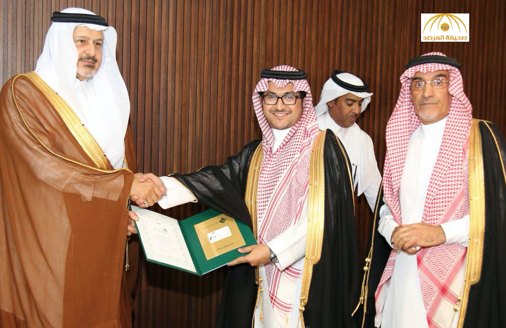 الأمير فيصل بن محمد يكرّم دهانات الجزيرة في افتتاح ملتقى جمعية التشكيليين السعوديين