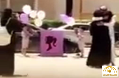 شاهد : سعودي يحتضن زوجته أمام كليتها  احتفالا بتخرجها
