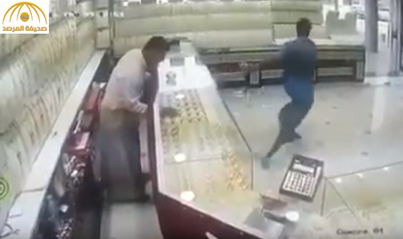 بالفيديو: لحظة سرقة شاب لقطعة مجوهرات وهروبه من متجر في جازان
