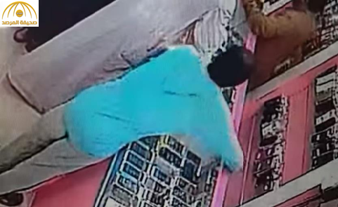 بالفيديو: لحظة سرقة جوال من محل اتصالات