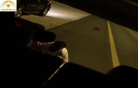 بالفيديو: عسكري ينقذ "سعودية" على طريق سريع في وقت متأخر من الليل
