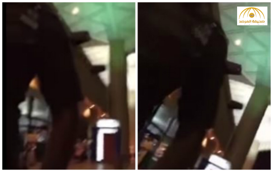 بالفيديو: رجل أمن يعاكس سيدة في مطار الرياض والأخرى ترد "شكلك بتروح وطي"