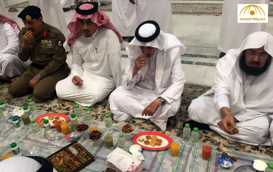 بالصور:خالد الفيصل والسديس يتناولان الإفطار في ساحات المسجد الحرام