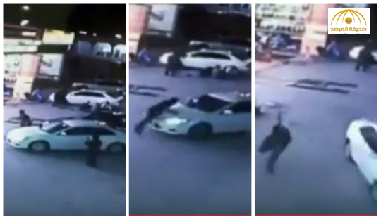 بالفيديو:لص يسرق سيارة أمام صاحبها الواقف بجانبها.. والأخير يقفز عليها لإيقافه