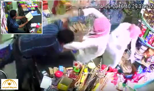 بالفيديو : ملثمان يهاجمان بائع بقالة بـ"ساطور " لحظة تلاوته للقرآن