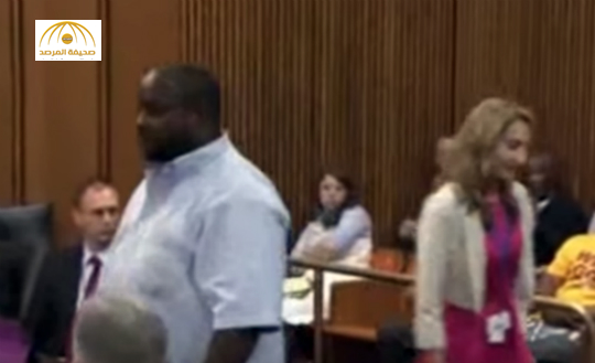 بالفيديو: شاهد ماذا فعل أمريكي عندما شاهد قاتل ابنته أثناء جلسة المحاكمة!