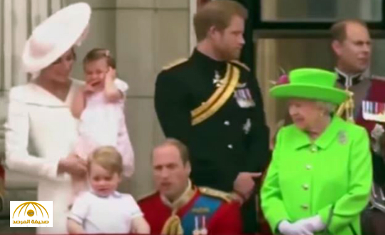 شاهد .. الملكة اليزابيث تحرج حفيدها أمام الآلاف بعيد ميلادها التسعين