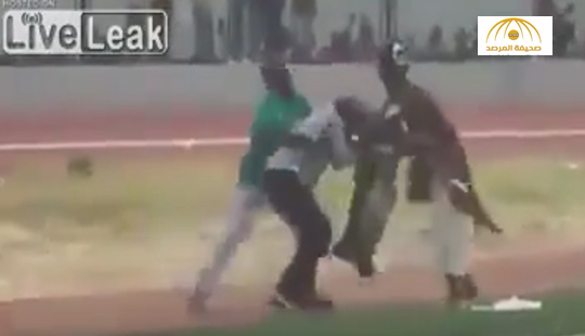 بالفيديو: مشاجرة بين " مشعوذين" داخل ملعب كرة قدم في غانا