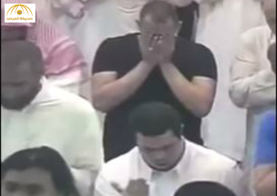 بالفيديو:ردة فعل عفوية من شاب مصاب بـ "متلازمة داون" تجاه مصلي يبكي تأثراً بالدعاء