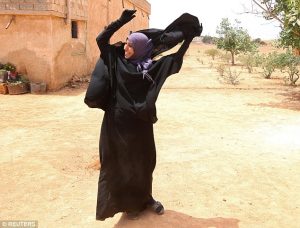 3519F5D000000578-3635467-A_woman_removes_a_Niqab_she_was_wearing_in_her_village_after_Syr-m-10_1465570785375 (1)