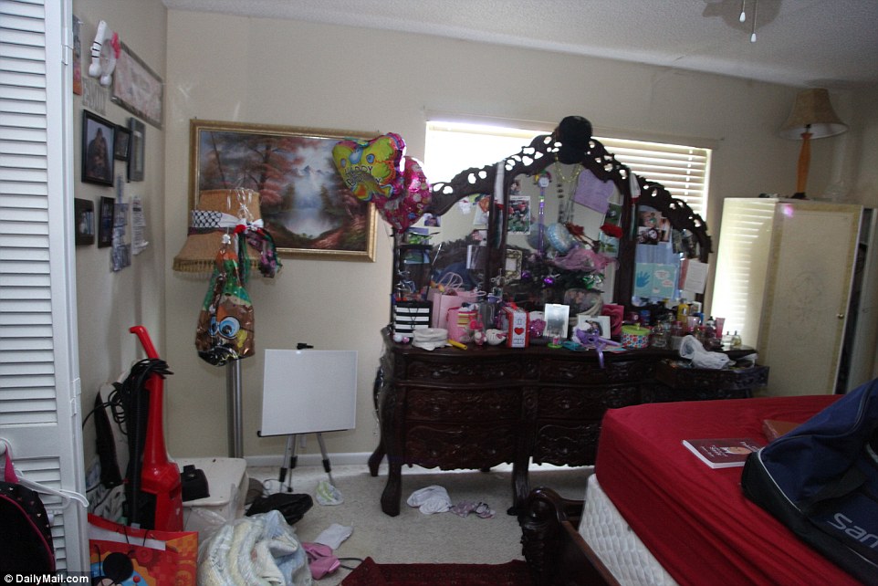 353BFA4300000578-3639587-The_main_bedroom_bureau_is_adorned_with_balloons_photos_and_bott-a-3_1465843592166