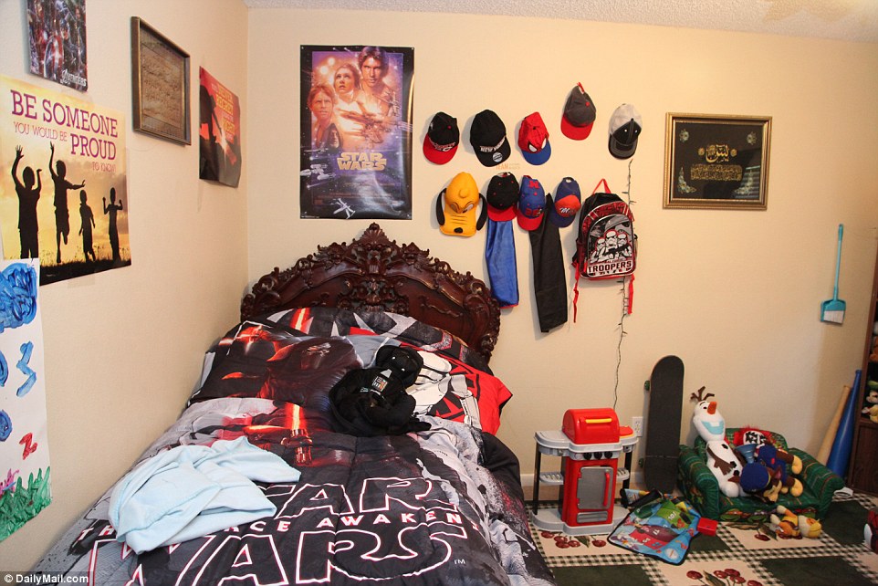 353BFC3B00000578-3639587-Star_Wars_bedding_and_posters_adorn_the_walls_of_Mateen_s_son_s_-a-4_1465843592167