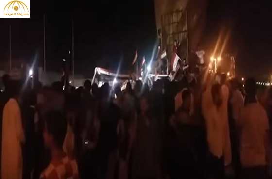 بالفيديو:متظاهرون في كربلاء يهتفون ضد التدخل الإيراني وقاسم سليماني ويغلقون مكتب مجلس النواب