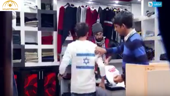 بالفيديو: شاهد رد فعل زبون فلسطيني داخل محل يبيع  قميص يحمل علم إسرائيل