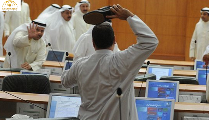بالفيديو والصور : معركة بالأحذية داخل مجلس الأمة الكويتي
