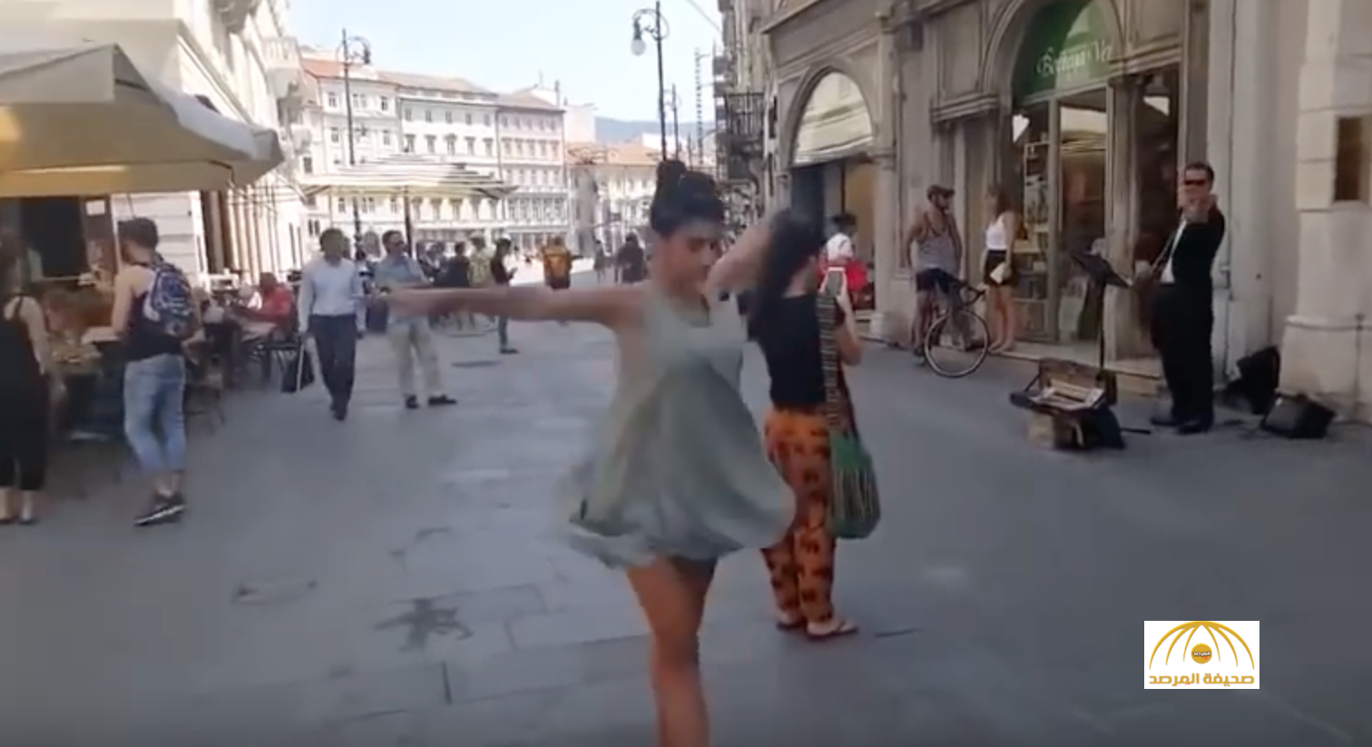 بالفيديو: فلسطيني يشجع ابنته على الرقص بين المارة في إيطاليا