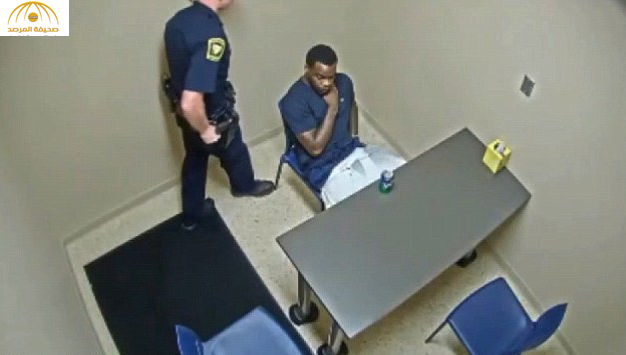 بالصور والفيديو: شاهد ماذا فعل مجرم يخضع للاستجواب عندما اقترب منه شرطي داخل السجن!