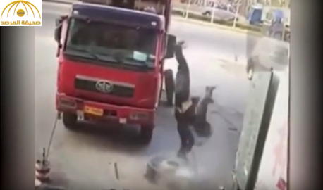 بالفيديو والصور: شاهد انفجار إطار شاحنة يقذف عامل الصيانة في الهواء