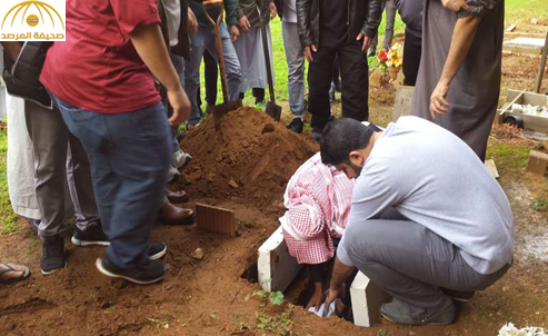 بالصور: مبتعثون يشاركون زميلهم دفن ابنه في جنوب أستراليا