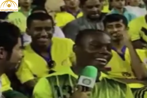 بالفيديو: مشجع عماني يقلد المعلق الرياضي "رؤوف خليف"