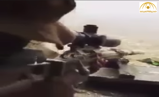 شاهد: لحظة قنص جنديان لحوثي حاول التسلل لحدود المملكة
