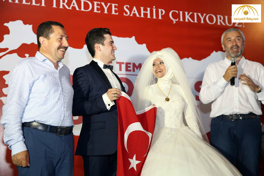 بالصور: عروسان يتركان قاعة الزفاف للمشاركة في المظاهرات ضدّ الانقلاب في تركيا