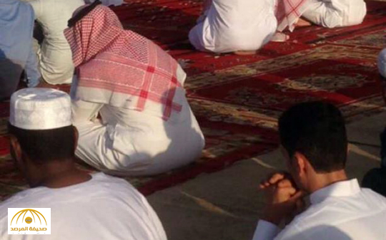 شاهد كيف تصرف رجلان لحماية والديهما من الشمس أثناء صلاة العيد !!