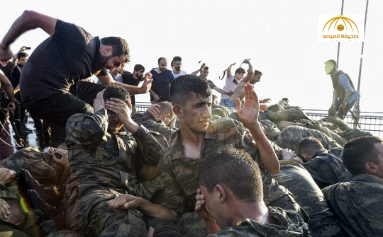 شاهد.. صور فريدة تظهر غضب الشعب التركي من الجنود الذين شاركوا بمحاولة الانقلاب